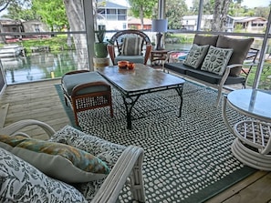 Large screened in deck overlooking the turtles