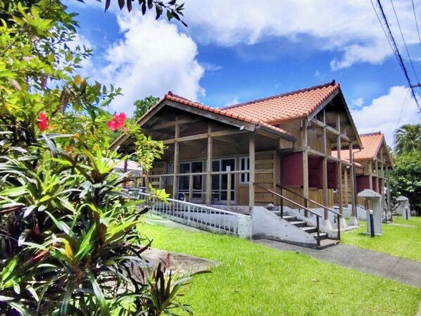 ・<Exterior> The entire building is reserved, so you can use it without worrying about your surroundings. Please use it for your private Okinawa trip.
