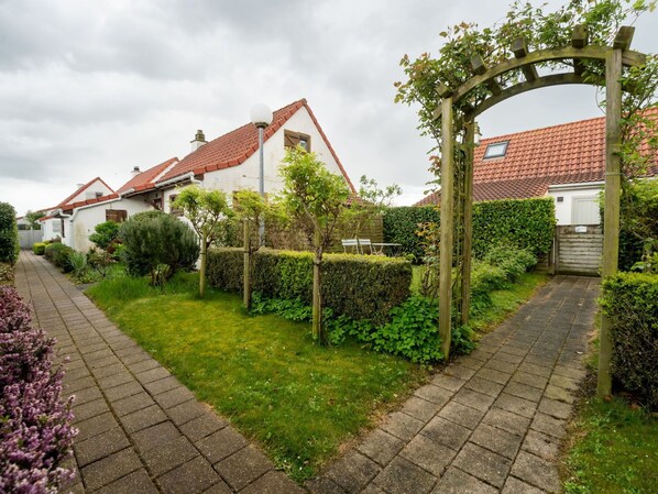 Wolke, Himmel, Pflanze, Gebäude, Fenster, Grundstueck, Haus, Gras, Tür, Baum