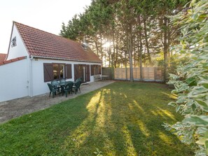Pflanze, Gebäude, Baum, Grundstueck, Strassenbelag, Schatten, Gras, Natürliche Landschaft, Himmel, Haus