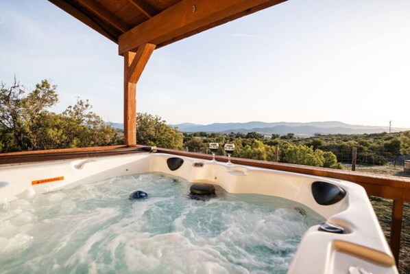 Country Hot Tub Hideaway on 40 Acres