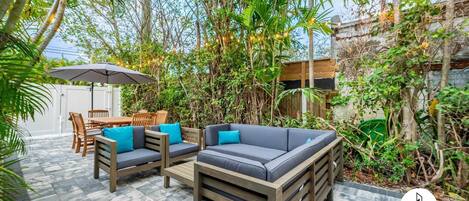 Outdoor Lounge (Common Area)
