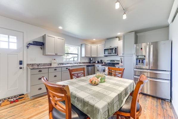 Shelton Vacation Rental | 3BR | 2BA | 1,400 Sq Ft | Steps to Enter