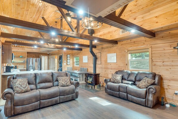 Hemphill Vacation Rental | 2BR | 2BA | Step-Free Access | 960 Sq Ft