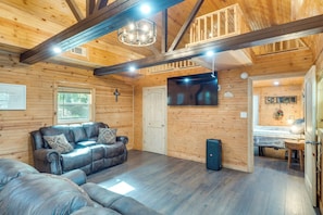Living Area | Smart TV | Free WiFi | Single-Story Cabin