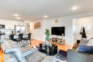 Living Room | Free WiFi | Central Heating & A/C | Smart TV
