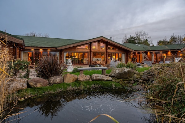 lakeside cabins uk