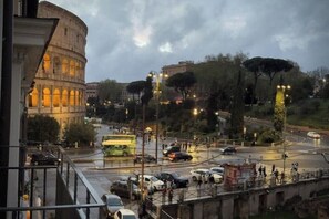Vista serale verso il colosseo