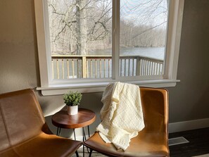 The Pigeon River Retreat: Sip a cup of provided coffee in your living room overlooking a beautiful scene outside! 