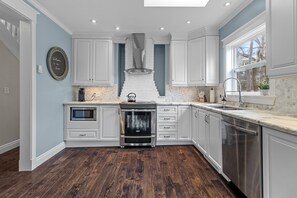 Elegant and spacious kitchen with state-of-the-art appliances and chic design.






