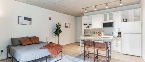 Comfortable Studio with full kitchen!