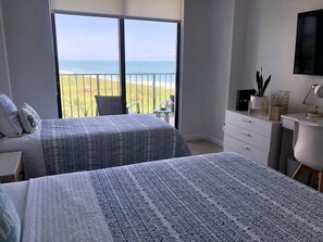 2nd bedroom with queen and twin beds - floor to ceiling views