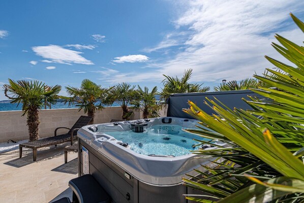 Outdoor spa tub