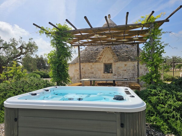 Outdoor spa tub