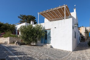 Casa Mira: A traditional house in Marpissa Paros by Rent A Greek Home