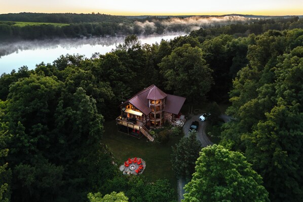 Completely surrounded by towering trees offering so much privacy with not another neighbour in sight. The Treehouse is also just across the road from the Marina!