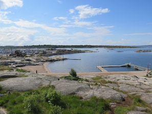 Fiskbäcksbadet. Barnvänligt med badvakt, toaletter, kiosk och servering. Både sand, stenstrand och brygga. 