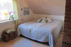 Master bedrom på andra plan med stor garderob.
