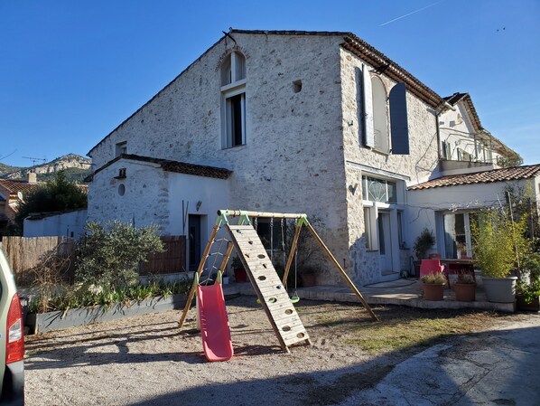 Vue des façades sud et ouest. Balancoire.