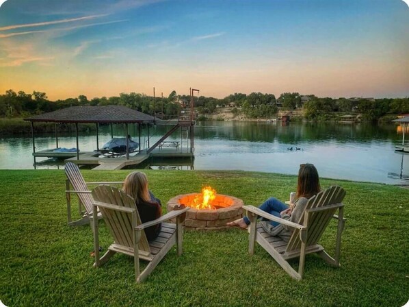 Relax by the campfire with your company with an unforgettable view!