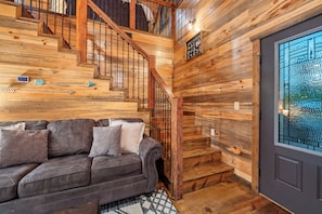 Welcome to the Paint Horse Palace cabin in Broken Bow. This pine-walled beautiful cabin sleeps 10! B