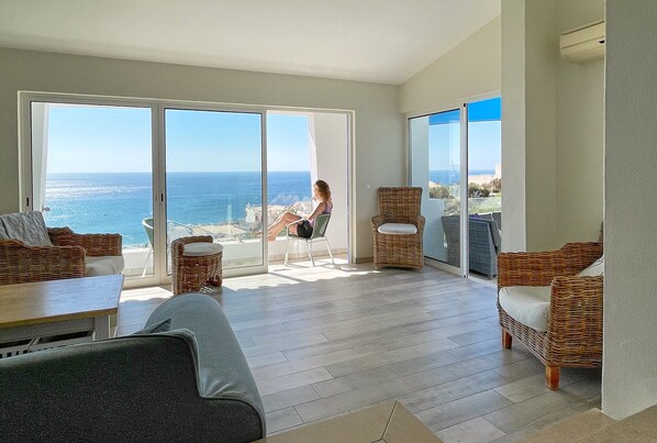 Wohnzimmer der Colina Mar mit Meerblick