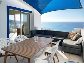 Terrasse mit Loungesofa und Esstisch