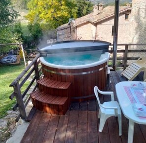 Outdoor spa tub