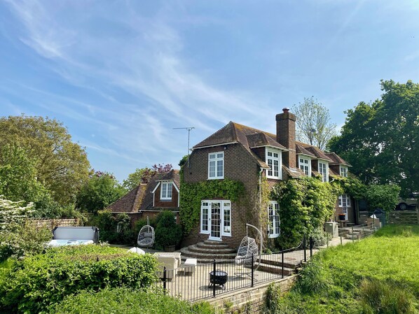 Large country house sleeping up to 12 guests