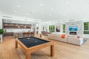 9,850 sqft IN & OUTDOOR LIVING SPACE.
LIVING ROOM, OPEN KITCHEN, Apple TV. 