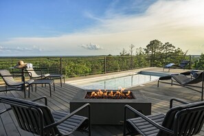 Rooftop Oasis: Lounge by the fire with panoramic views and a refreshing pool at your doorstep!