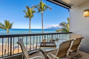 Table for four, with a view on your private lanai.