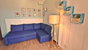 Sala de estar com sofá cama