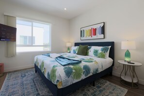 Bedroom 4
- King bed
- 43" Roku Tv
- Closet
- En-Suite Bathroom
