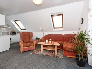 Wohnzimmer mit integriertem Küchenbereich
