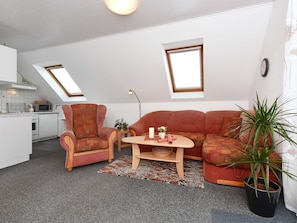 Wohnzimmer mit integriertem Küchenbereich