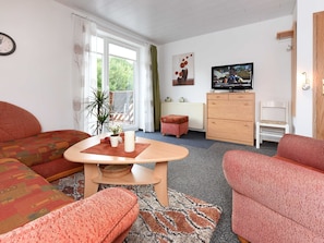 Wohnzimmer mit integriertem Küchenbereich