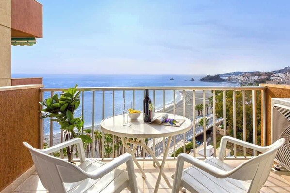 Enjoy the sun all day from the balcony and its superb view on the sea. It's one of the best view in Andalusia.