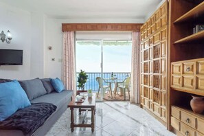Superb view direct from the living room, enjoy the sun from the sofa during breakfast to dinner.
