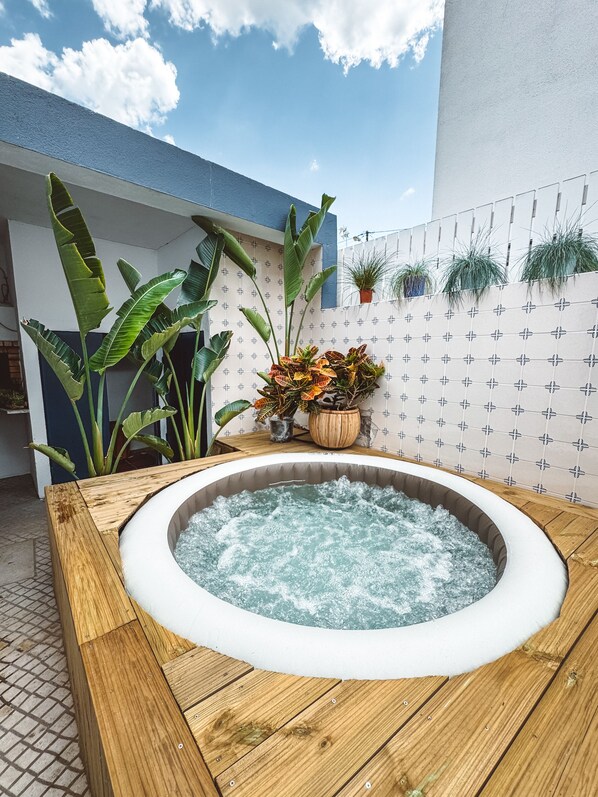 Outdoor spa tub