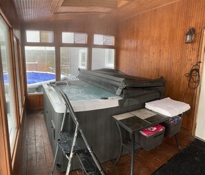 Indoor spa tub