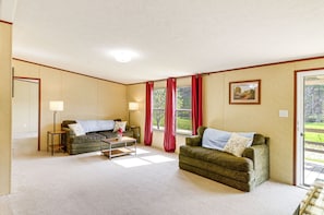 Living Room | Free WiFi | Smart TV w/ Fire Stick