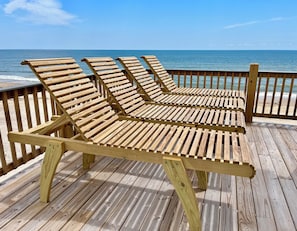 Beachfront deck w plenty of seating