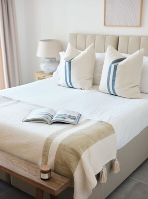 Bedroom with zip and link bed
