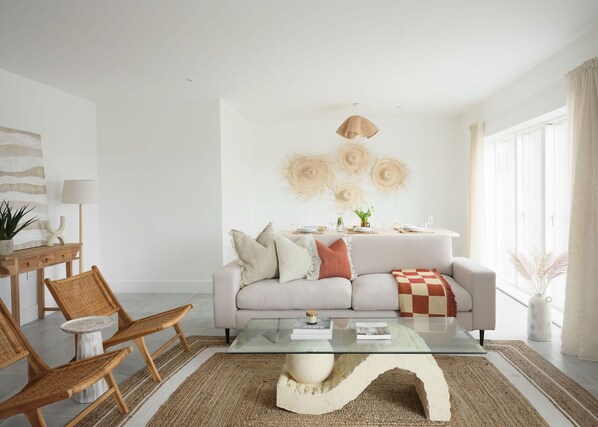 39 Penthouse Living room with tv 