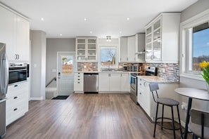 Fully equipped kitchen w/ electric stove oven, dishwasher, coffee maker & more