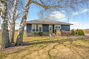 Welcome to Vineyard Vista, a private 3 bedroom, 3 bath home in heart of Niagara
