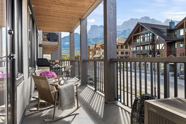 Stunning 250sqft MTN view patio with gas bbq