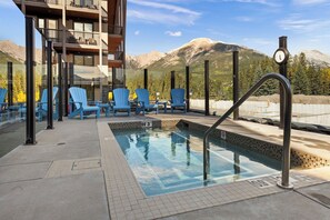 Enjoy the MTN view- year-round hot tub