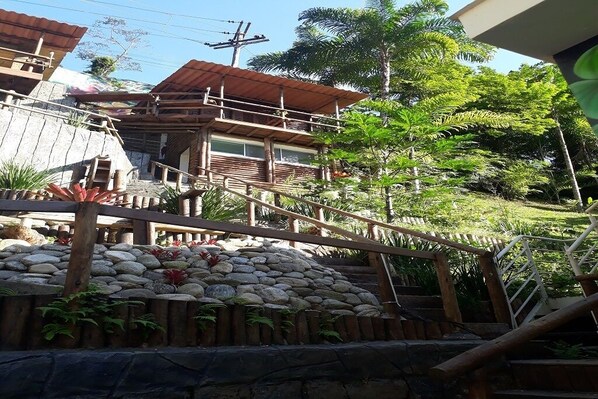 Lindo chalé/casa ! Por dentro alvenaria, por fora madeira, servindo de decoração